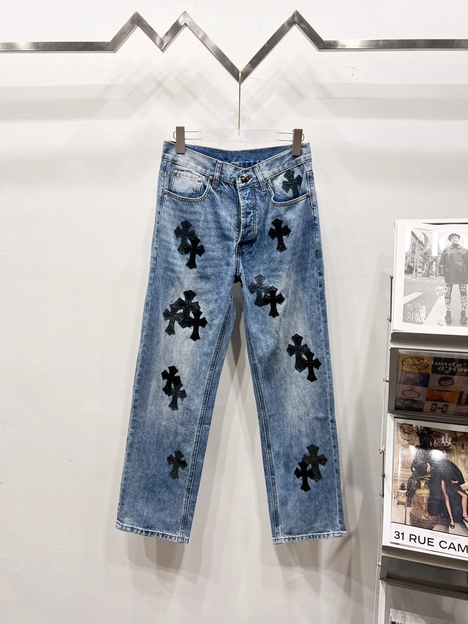P280 Style No.: (r035) Chrome Hearts & Chrome Hearts Blue Bull Starry Sky Patchwork Leather Cross Jeans - Using starry sky theme patchwork leather elements, mostly presented in the shape of a cross. There is glitter on the surface of the leather, which is dazzling under the light. The unique design has simple and elegant details, exquisite workmanship, the entire trousers are neatly routed, and the details are in place! It’s so cool that both men and women can easily control the genderless trend!  Color: blue Size: S-M-L-XL-XXL